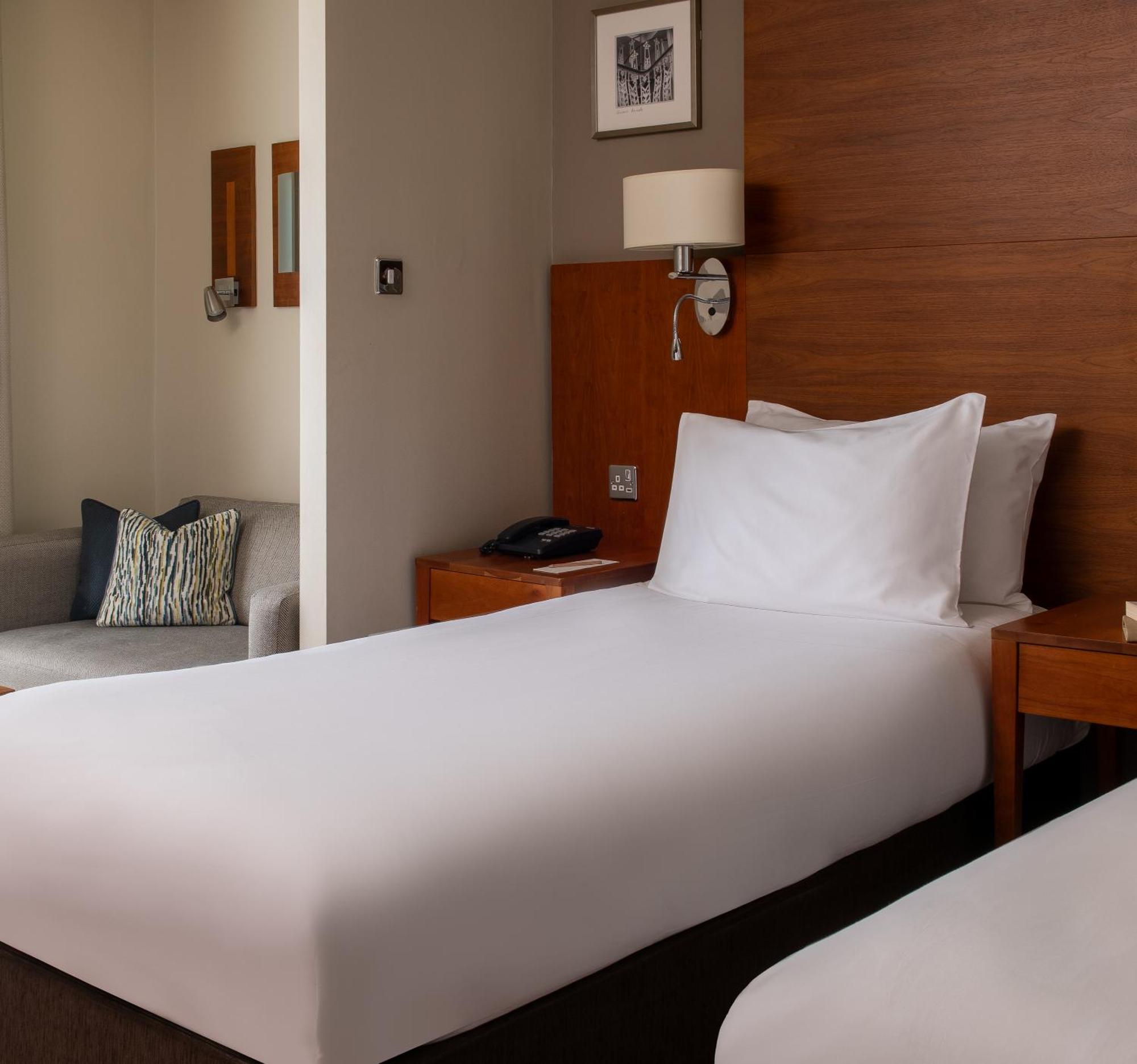 Thorpe Park Hotel And Spa Лийдс Екстериор снимка