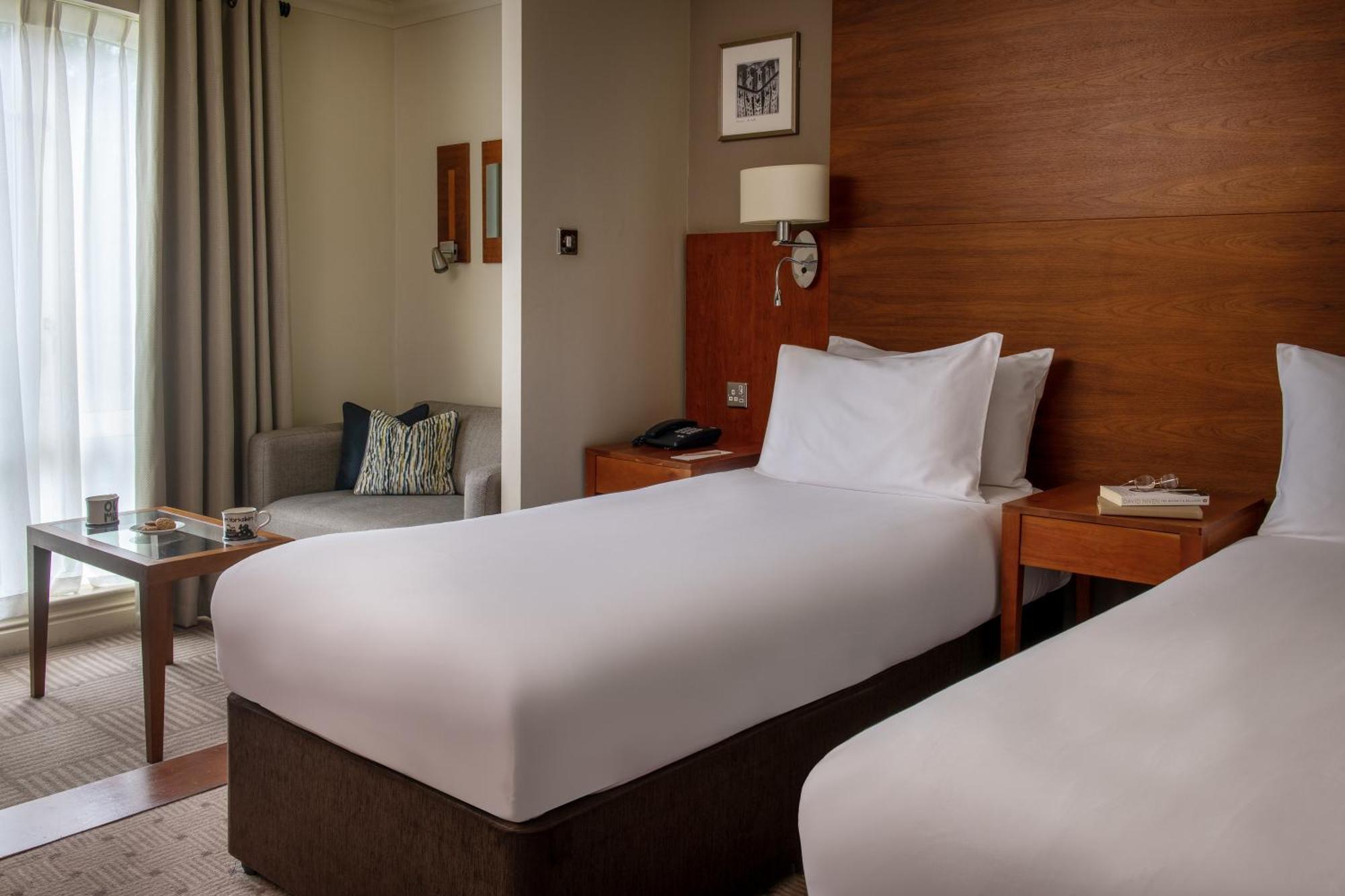 Thorpe Park Hotel And Spa Лийдс Екстериор снимка